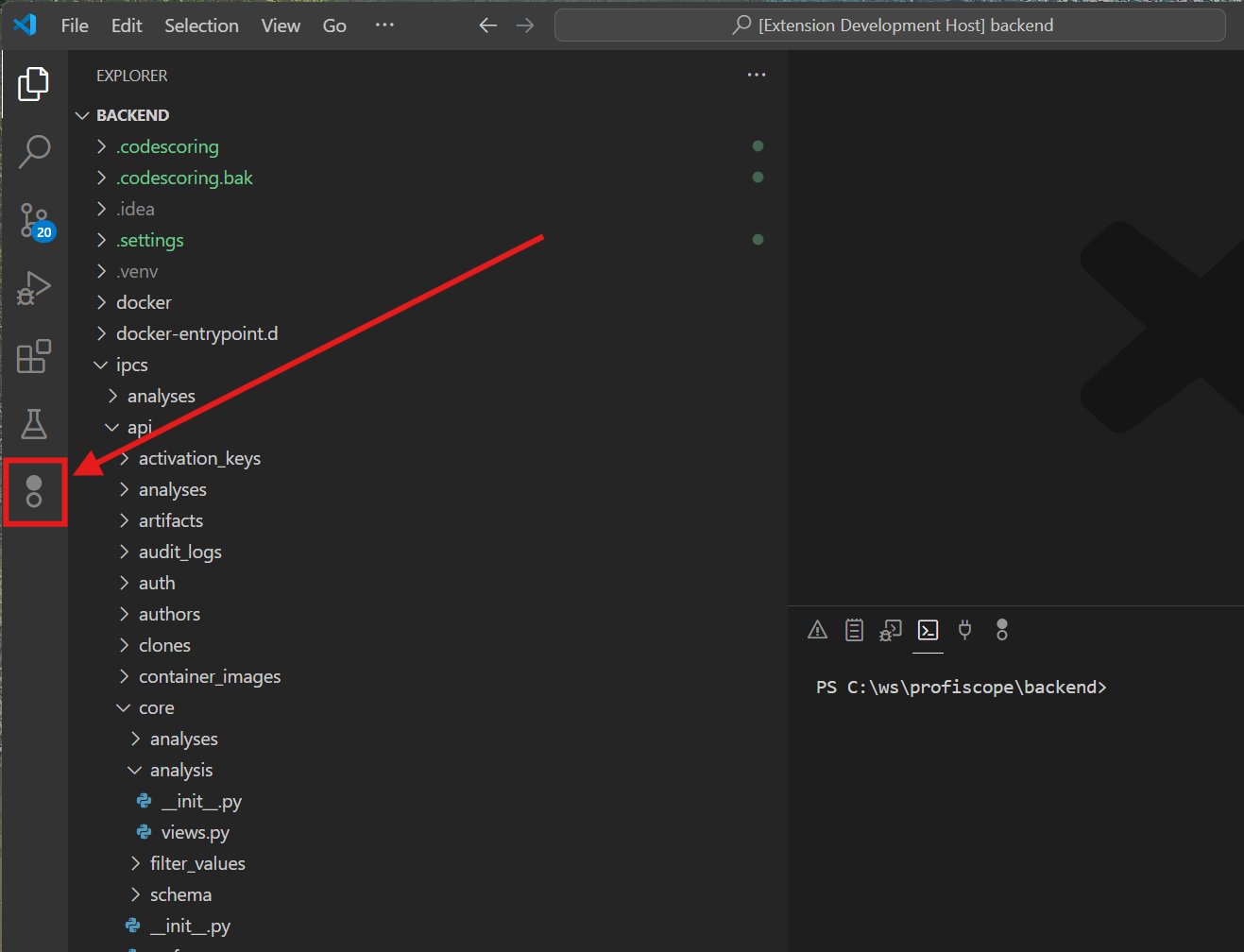 Снимок экрана VS Code с видимой иконкой CodeScoring в панели действий